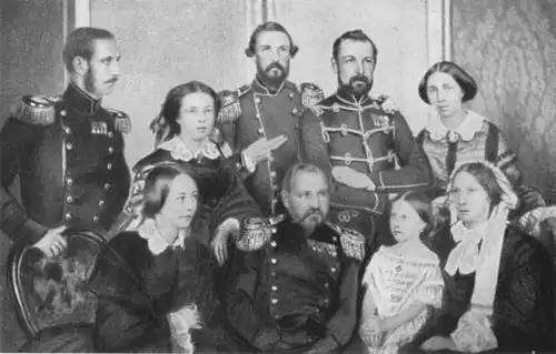 De Zweedse Koninklijke familie in 1857. Staand van links naar rechts: prins Augustus, prinses Sophia van Nassau, Oscar zelf, kroonprins Karel en kroonprinses Louise. Zittend van links naar rechts: prinses Eugénie, koning Oscar I, prinses Louise en koningin Joséphine.