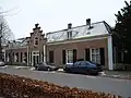 Huis van begane-grond met schilddak