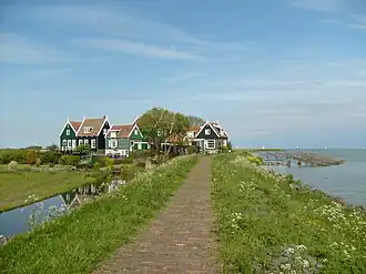 Rozewerf (met rechts in het Markermeer de ijsbrekers)
