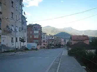 Zicht in oostelijke richting vanop Sheshi Azem Hajdari