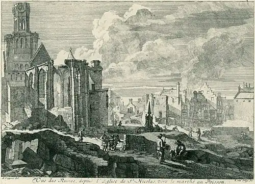 De Sint-Niklaaskerk en de (oude) Vismarkt. De toren, die dienst deed als belfort, heeft het bombardement beter overleefd dan het kerkschip. In het midden is de Fontein van de Drie Godinnen zichtbaar.