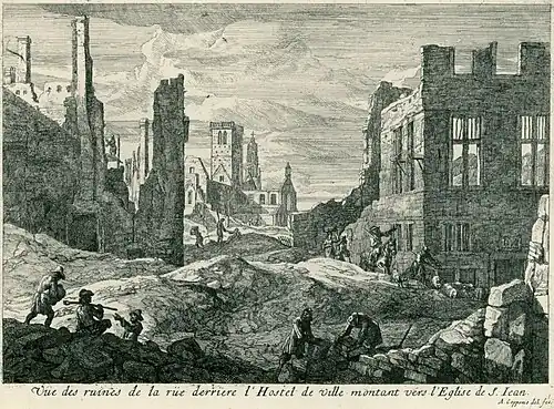 Zicht achter het stadhuis naar de kerk van het Sint-Jansgasthuis.