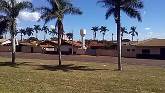 De straat Av. José Márciano in Centralina gezien vanaf de BR-153