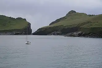 Dùn links, in het midden Caolas an Dùin en rechts Hiort