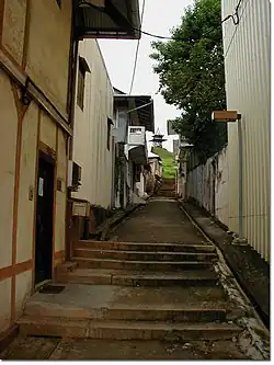 Steegje met trappen