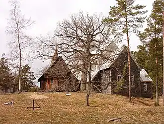 De oude (links) en de nieuwe kerk van Ruhnu