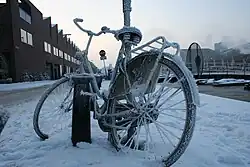 Met ruige rijp afgezette fiets in Amsterdam.