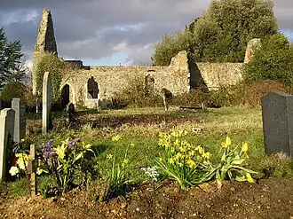 Ruïnes van de in 1971 door brand verwoeste dorpskerk uit de dertiende eeuw[1]