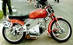 Rumi SS TT 125 cc wegracer uit 1953 met de typische, liggende cilinder