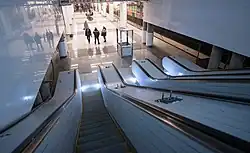 een van de twee groepen roltrappen