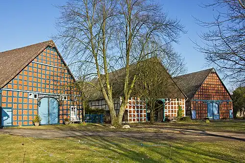 Grote, voor de streek typerende, boerderijen in het Rundlingsdorp Güstritz