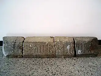 Basaltzuil met runeninscgriptie in de Þorgeirskirkja