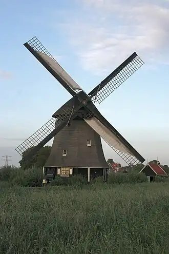 De molen, draaiend in de avondschemering