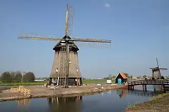 Strijkmolen K (links), na het uitgraven van de oude Schermerboezem