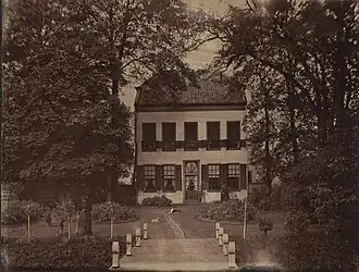 De borg rond 1895, met gepleisterde muur