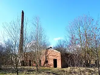 Vooraanzicht van de vervallen steenfabriek