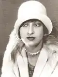 Ruth Harriet Louise met cloche met omgeslagen rand, 1928