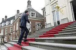 Mark Rutte op de trap van Huis ten Bosch, 2010