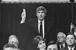 Het accepteren van een overheidsfunctie.