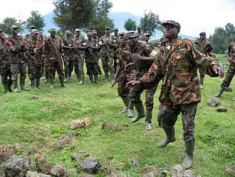 Rwandese soldaten die de grens van Rwanda met Oeganda en Congo bewaakten.