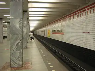 De betegelde tunnelwand