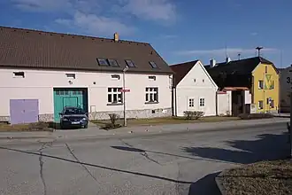 Gemeentehuis van Rynholec (rechts, bij de vlag)