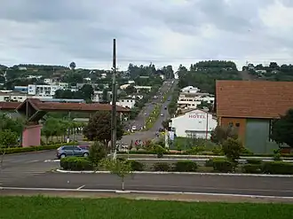 De hoofdstraat Av. Brasil/Av. Adelarte Debortoli (PR-475) in São João d'Oeste