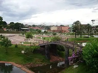Brug in het park parque Bela Vista in het centrum van São Luís de Montes Belos