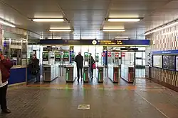 Verdeelhal met toegangspoortjes