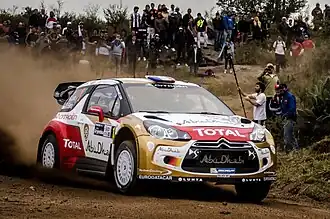 Na een lekke band consolideerde Ogier zijn tweede plaats, terwijl Loeb voorlopig voor het laatst zegevierde