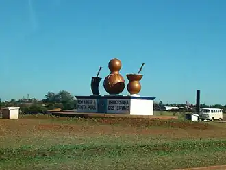 Monument van Ponta Porã op de hoofdstraat Av. Internacional op de grens met Paraguay