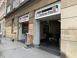 De ingang in de Weyringergasse.