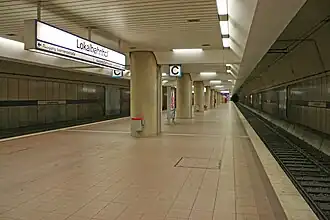 De ondergrondse perrons.