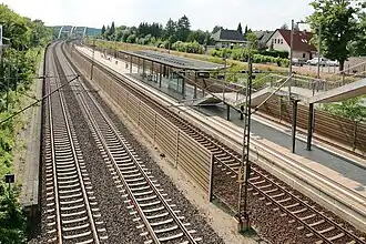 Blik op het perron van station Anderten-Misburg, gezien vanaf de brug in de straat Anderterstraße. (2009)