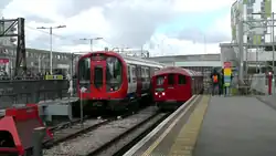 S-Stock op spoor 3, naast metromaterieel 1938 op spoor 2 in 2019.