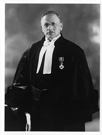 Van Lier in toga, ca. 1935.