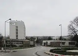 Toegang tot het pand van de Slowaakse Academie van Wetenschappen aan Dúbravská cesta in Bratislava