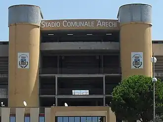 Voorkant van het stadion.