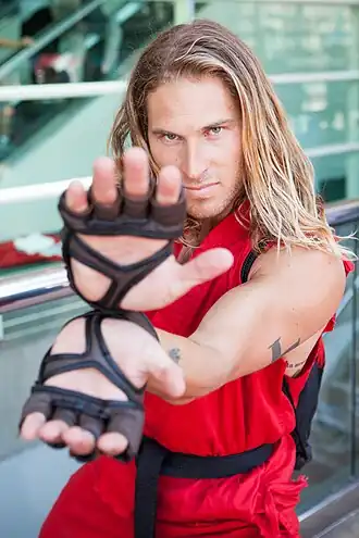 Cosplayer, uitgedost als Ken