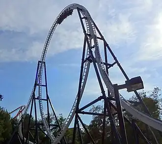 De looping van Full Throttle die zowel binnen als buiten doorlopen wordt