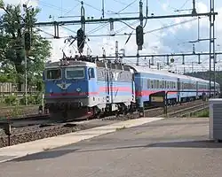 Een langeafstandstrein van SJ passeert het station op 13 juli 2005.