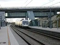 SJ X2 onder de loopbrug en het metroviaduct op weg naar Kopenhagen.