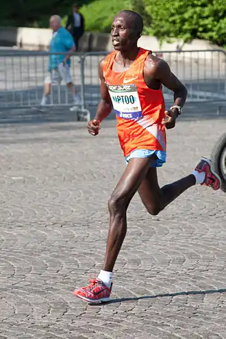 Kiptoo op weg naar zijn zege in Parijs 2011