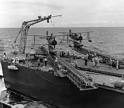 Seagulls op het achterdek van een lichte kruiser