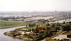 Links: uitstroom in de Oude Maas (1986) (rechter inham: voormalige Spijkenisser Veer)