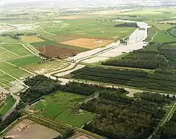 Het Oostenrijk (achterin) met begin Vierambachtenboezem die net onder het midden een bocht naar rechts maakt