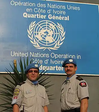 Twee Canadese UNOCI-politie-agenten aan het hoofdkwartier van de vredesmacht.
