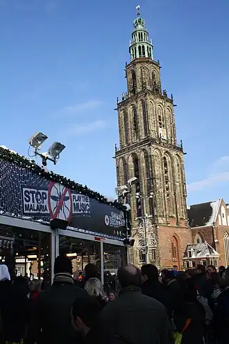 Geflankeerd door de Martinitoren staat het Glazen Huis te stomen op de Grote Markt rond het middaguur op zaterdag