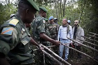 Congolese soldaten tonen een voormalige schuilplaats van het FDLR; maart 2014.