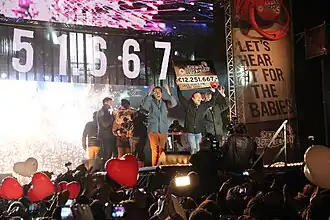 De dj's met de cheque tijdens de eindshow